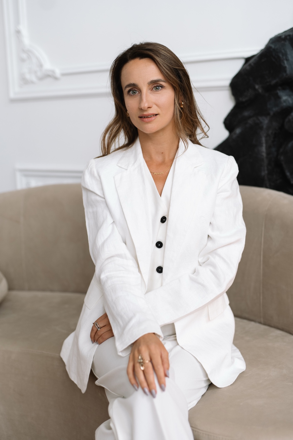 Marioara Cheptene en tailleur blanc