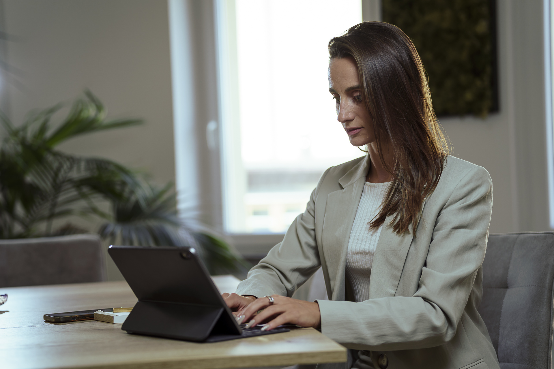 Marioara Cheptene travaillant sur une tablette